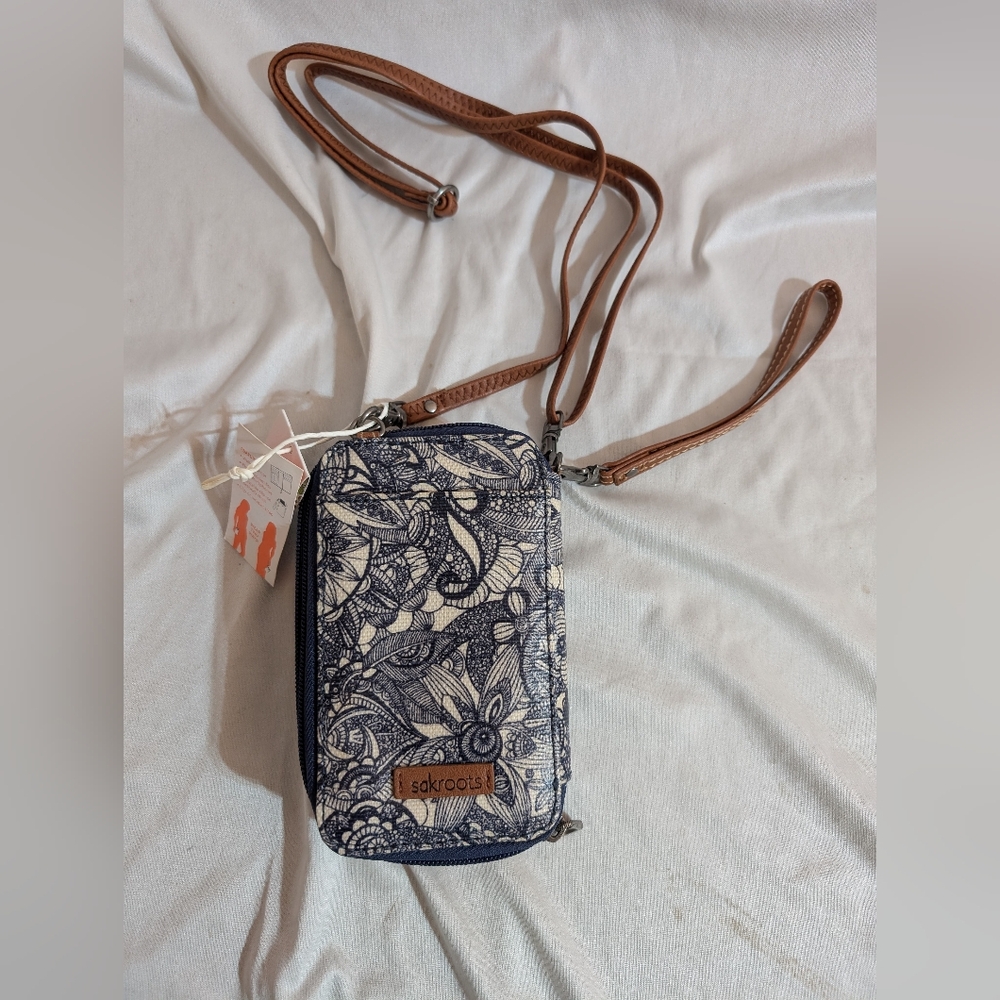 NWT SAKROOTS Navy Spirit Desert Artist Circle Cross Body Bag Wristlet
